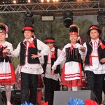 zespół Padlaski Wianok tańczy poloneza na scenie 