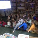 dzieci w bibliotece  (2).jpg