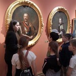 dzieci oglądają obraz w muzeum.jpg