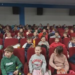 Dzieci w kinie czekują na seans.jpg