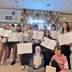 12 uczniów  trzyma otwarta książkę.jpg