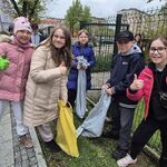 Uczniowie przy sprzątaniu.jpg