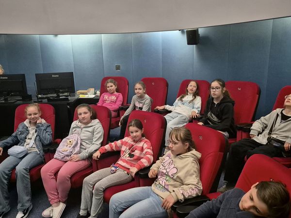 Dzieci w planetarium.jpg