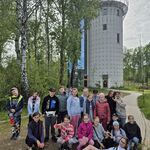 Dzieci przed planetarium.jpg