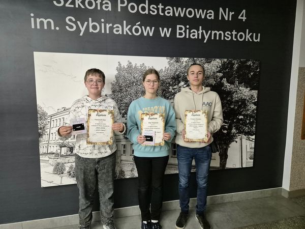 Uczniowie z dyplomami.jpg