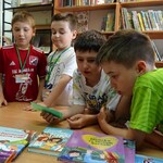 5 uczniów w bibliotece — kopia.JPG
