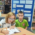 Autorka podpisuje książkę (2).jpg