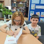 Autorka podpisuje książkę.jpg