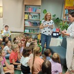 Autorka_ r i dzieci w bibliotece.jpg