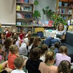 duża grupa dzieci w bibliotece (2).JPG