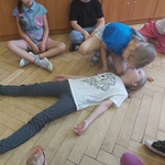 dziewczynki sprawdzają oddech (2).jpg