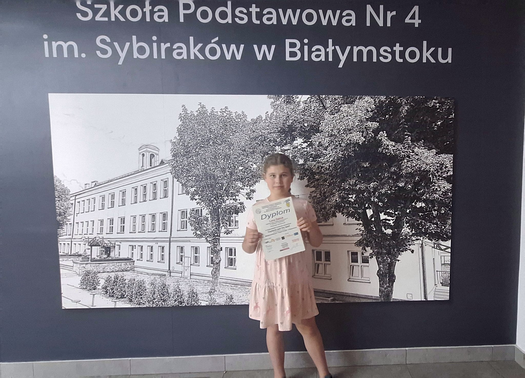 dziewczynka na tle.jpg