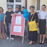 Grupa osób pozuje do zdjęcia.jpg