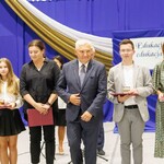 Grupa osób pozuje do zdjęcia.jpg