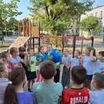 Uczniowie bawią się w zabawę __Piłka parzy.jpg