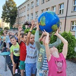 Uczniowie 2b przekazują piłkę górą..jpg