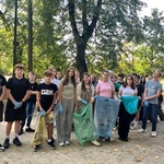 grupa uczniów pozuje do zdjęcia w tle drzewa.jpg