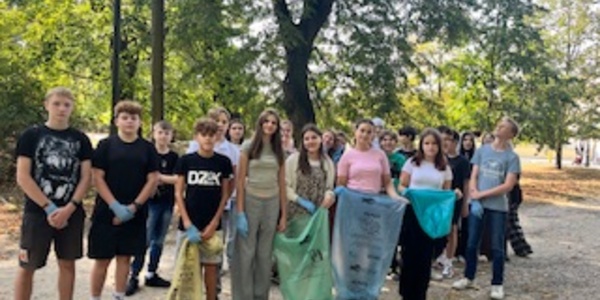 grupa uczniów pozuje do zdjęcia w tle drzewa.jpg