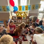 Grupa uczniów pozuje na stoisku greckim