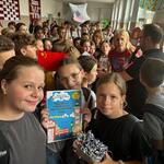 iGrupa uczniów na holu podczas wręczania dyplomów i nagród