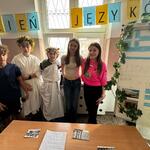 Uczniowie z flagami USA reprezentują swój kraj