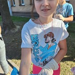 Dziewczynka rzuca śmieci..jpg