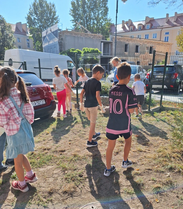 Uczniowie porządkują teren wokół szkoły..jpg