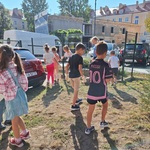 Uczniowie porządkują teren wokół szkoły..jpg