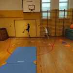 dwoje dzieci ćwiczą na sali gimnastycznej.jpg