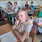 Dzieci jedzą marchewkę..jpg