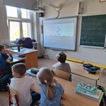 Dzieci oglądają film..jpg