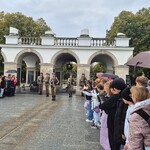 Uczniowie obserwują zmianę warty przy Grobie Nieznanego Żołnierza.jpg