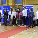 Grupa uczniów pozuje do zdjęcia.JPG
