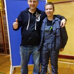 Mężczyzna i uczeń pozują do zdjęcia.jpg