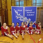 Uczennice czirliderki pozuja do zdjęcia.jpg