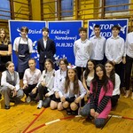 Grupa uczniów pozuje do zdjecia na sali gimnastycznej.jpg