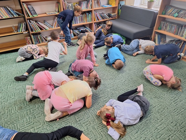 dzieci w bibliotece.jpg