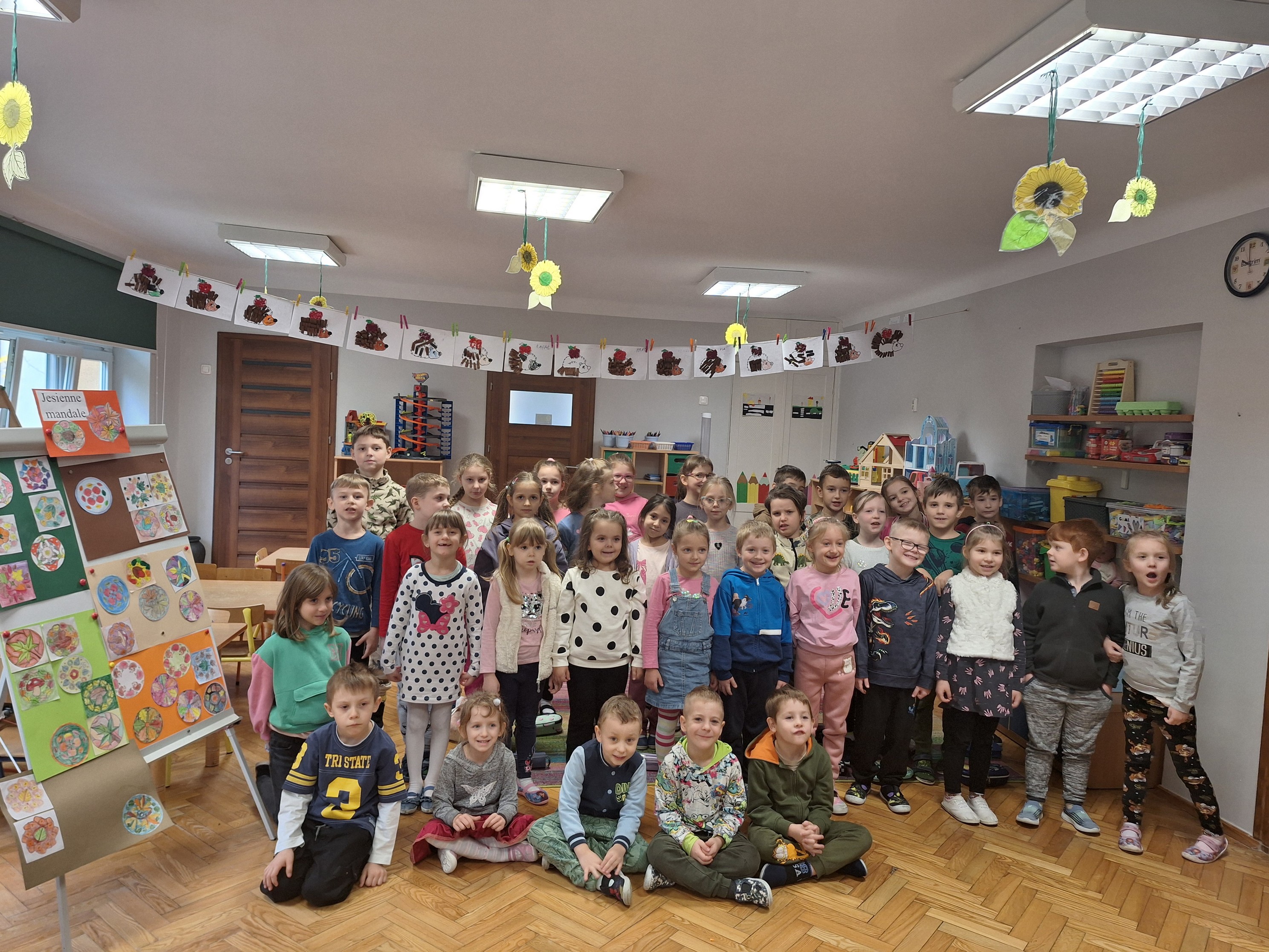 Uczniowie i przedszkolaki pozują do zdjęcia..jpg