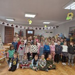 Uczniowie i przedszkolaki pozują do zdjęcia..jpg