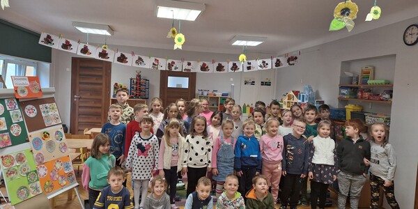 Uczniowie i przedszkolaki pozują do zdjęcia..jpg