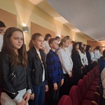 Grupa uczniów na uroczystości.jpg
