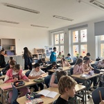 Uczniowie nadal piszą konkurs z tabliczki mnożenia pod nadzorem egzaminatorów.jpg