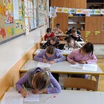 dzieci siedza w ławkach.jpg