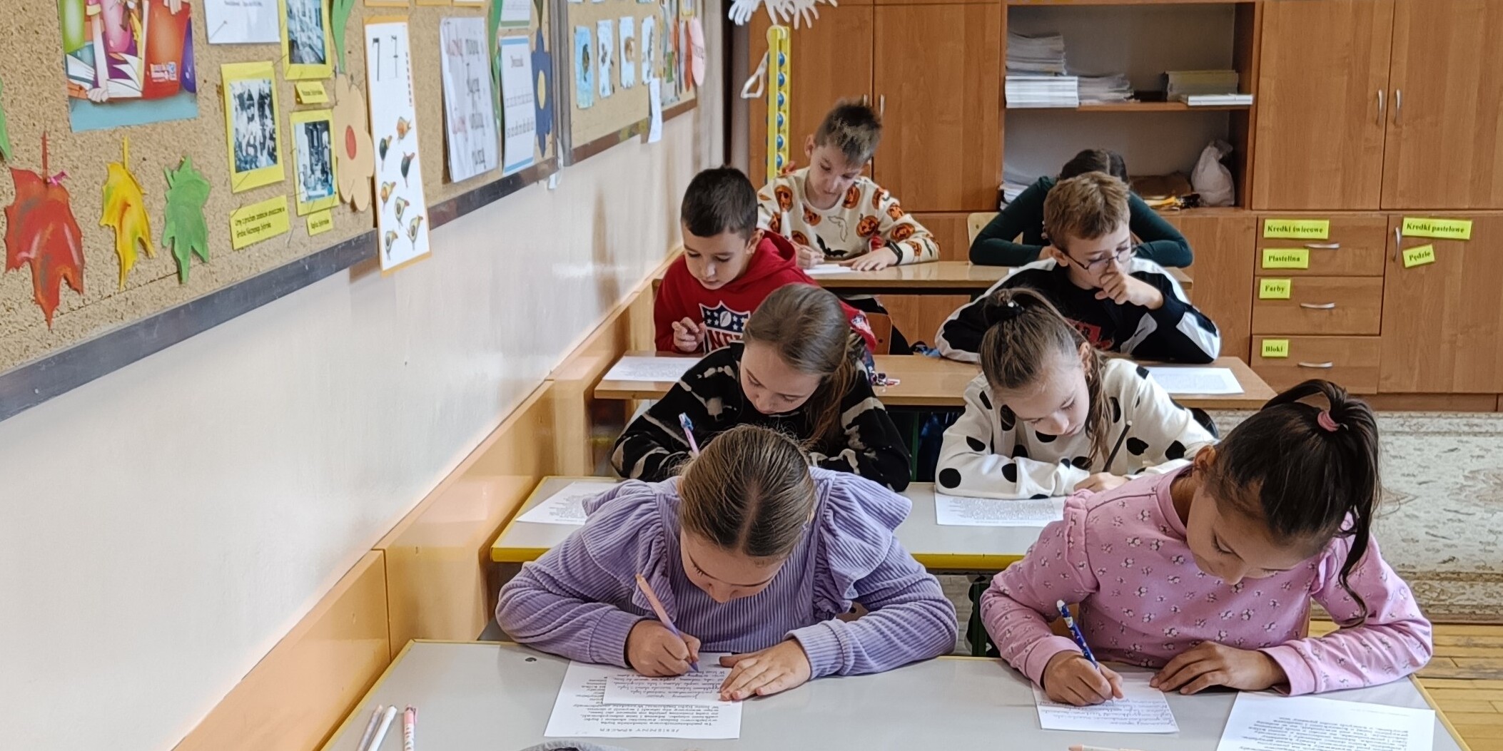 dzieci siedza w ławkach.jpg