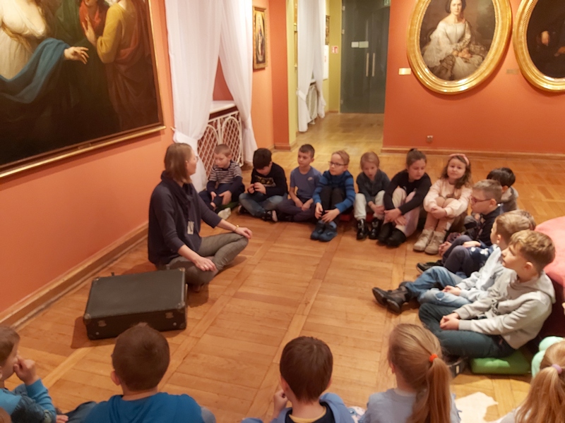 Uczniowie słuchają zasad zachowania  w muzeum podczas pierwszej wizyty(1).jpg