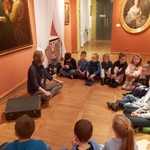 Uczniowie słuchają zasad zachowania  w muzeum podczas pierwszej wizyty(1).jpg