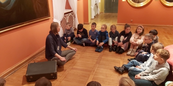 Uczniowie słuchają zasad zachowania  w muzeum podczas pierwszej wizyty(1).jpg