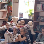 Uczniowie oglądają przedstawienie..jpg
