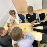 Uczniowie grają w gry planszowe 3.jpg