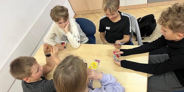 Uczniowie grają w gry planszowe 3.jpg
